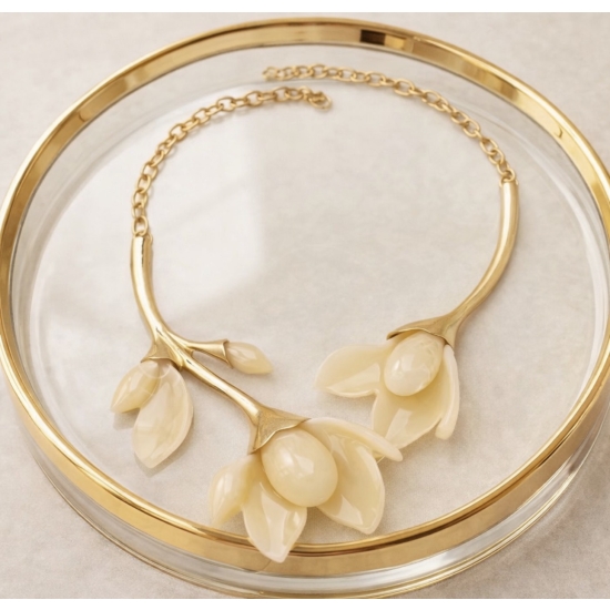 Elegancki naszyjnik w złotym kolorze z dekoracyjnymi kwiatami – subtelna, kobieca biżuteria inspirowana naturą.